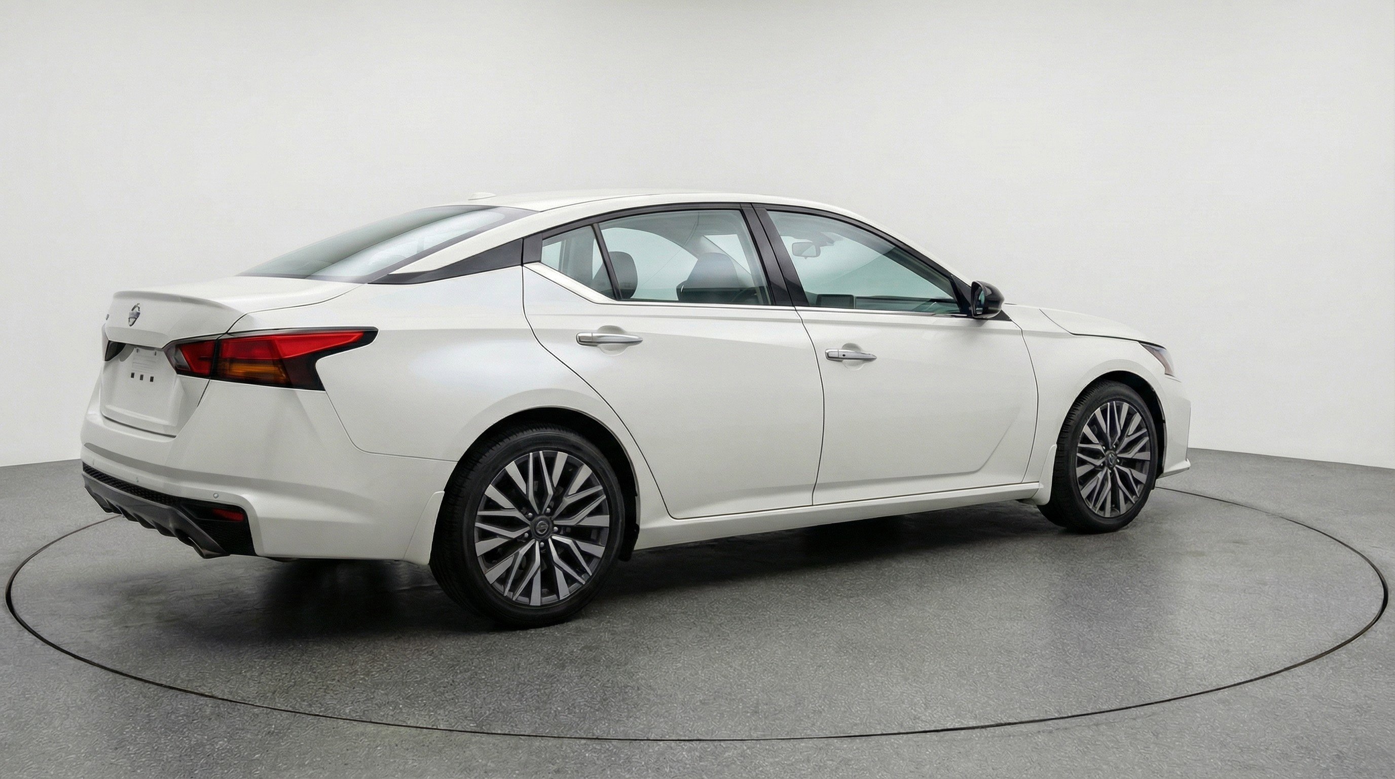 Used 2025 Nissan Altima 2.5 SV FWD image 9
