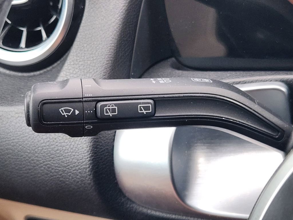 Used 2021 Mercedes-Benz GLB 250 4MATIC image 35