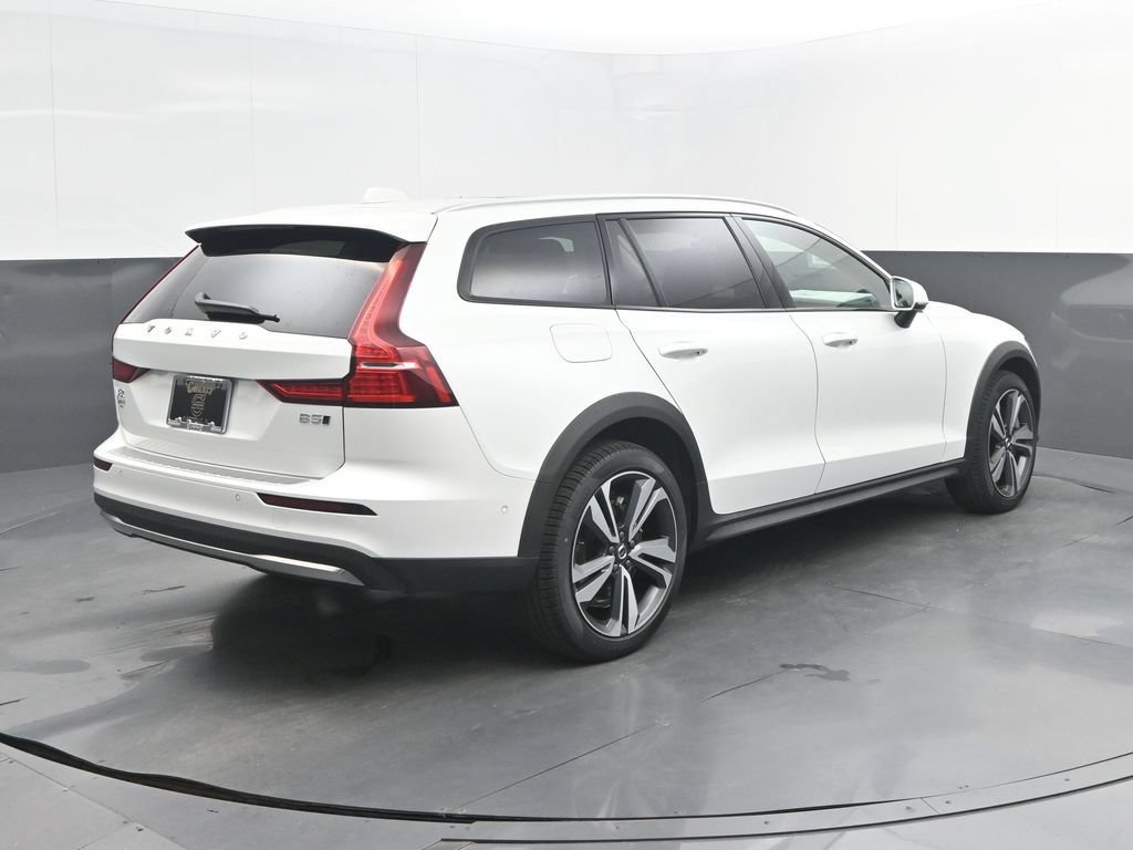 New 2026 Volvo V60 B5 Cross Country Plus w/ Climate Package AWD/4WD image 7