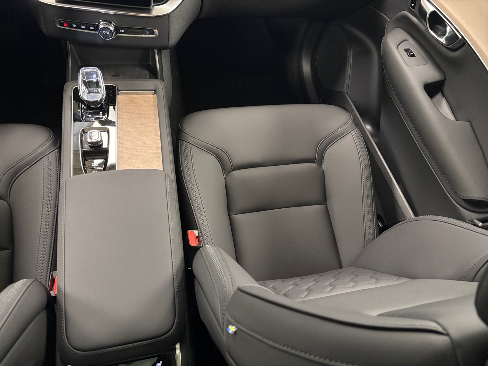 New 2026 Volvo XC90 T8 Plus w/ Protection Package Premier AWD/4WD image 17