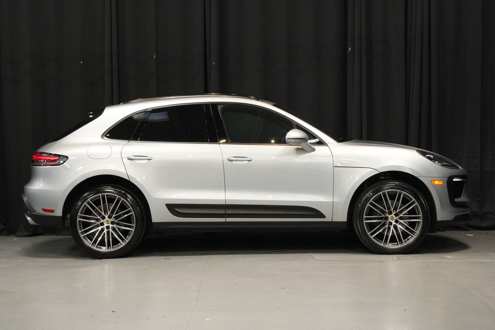 Certified 2026 Porsche Macan AWD/4WD image 8