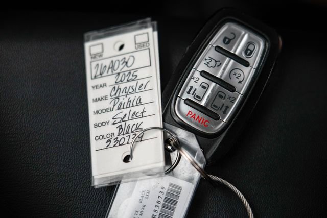 Used 2025 Chrysler Pacifica Select FWD image 26