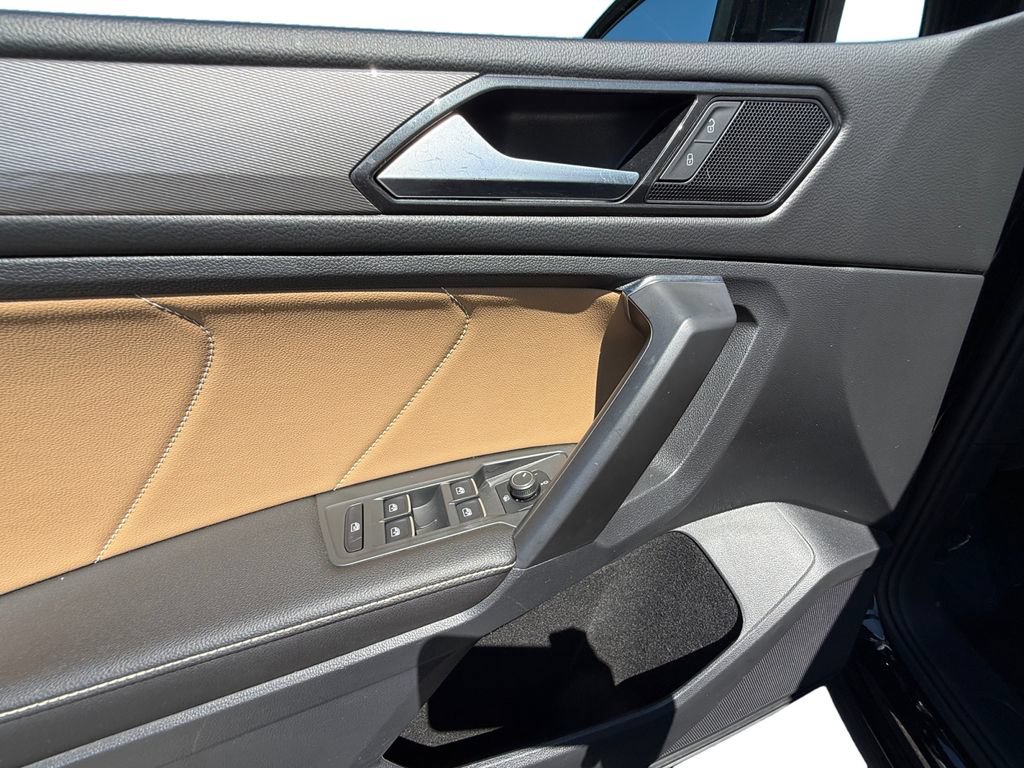 Used 2023 Volkswagen Tiguan SE w/ Panoramic Sunroof Package AWD/4WD image 12