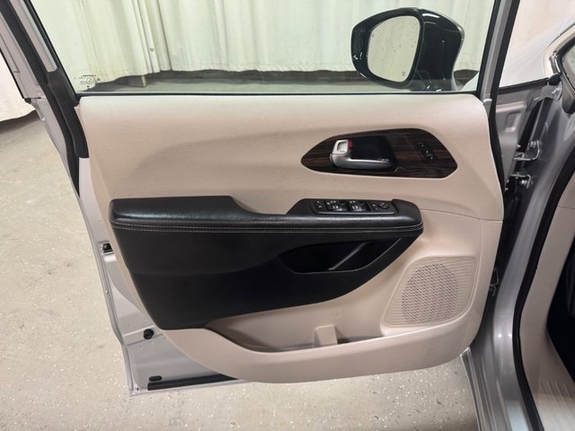 Used 2024 Chrysler Pacifica Limited image 11