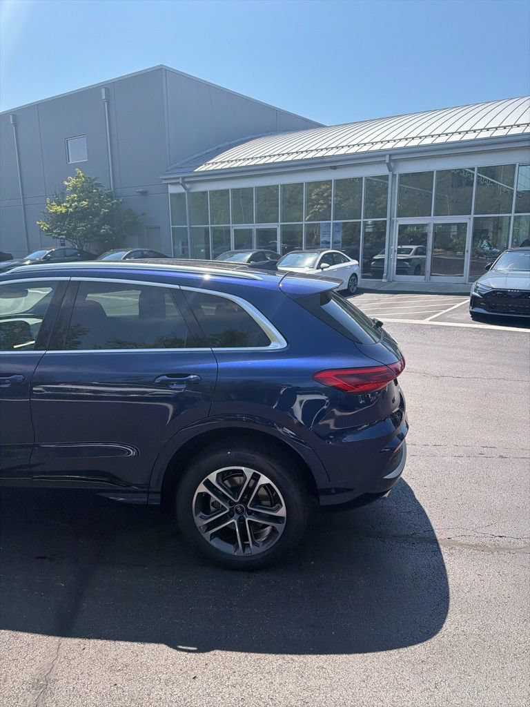Certified 2025 Audi Q5 Premium w/ Convenience Package AWD/4WD image 9