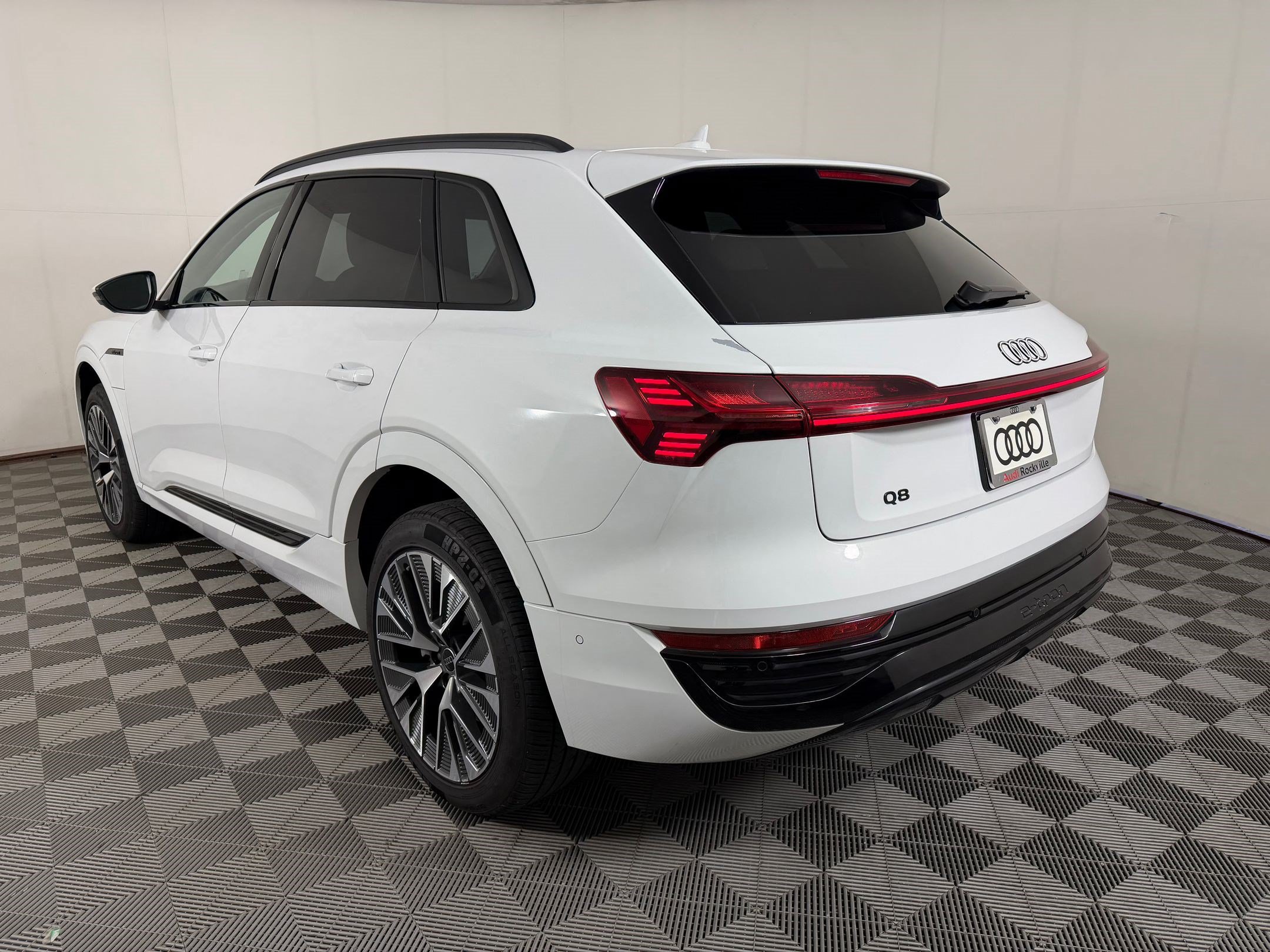 Used 2024 Audi Q8 e-tron Premium Plus w/ Premium Plus Package AWD/4WD image 3