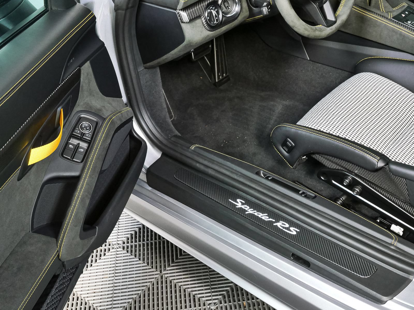 Certified 2025 Porsche 718 Boxster Spyder RS RWD image 7