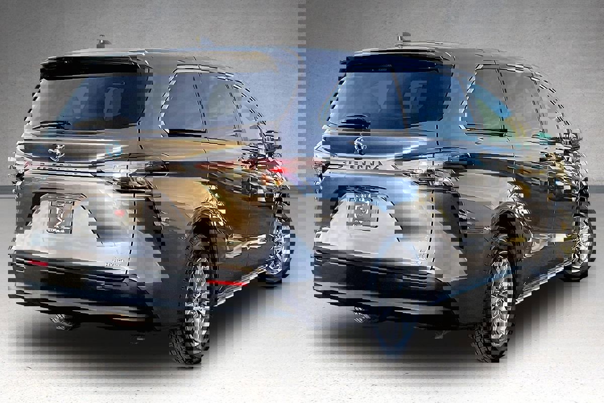 Used 2023 Toyota Sienna LE image 29