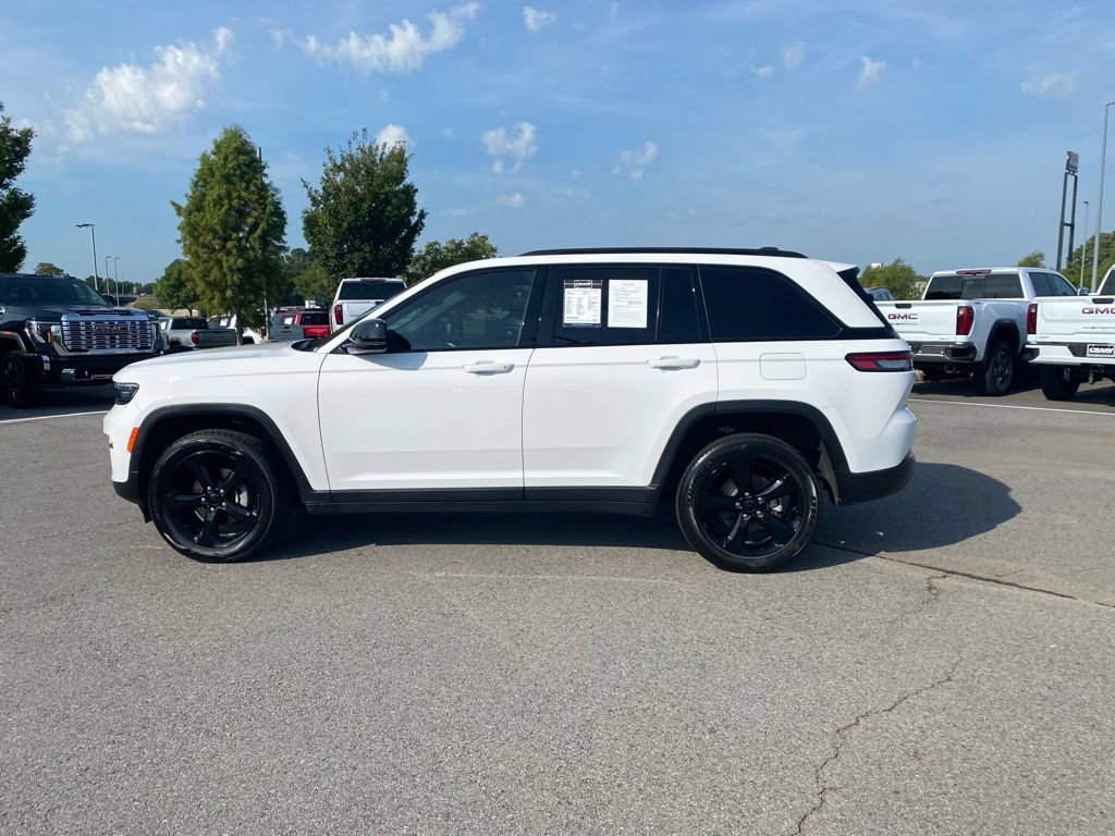 Used 2024 Jeep Grand Cherokee Altitude AWD/4WD image 12