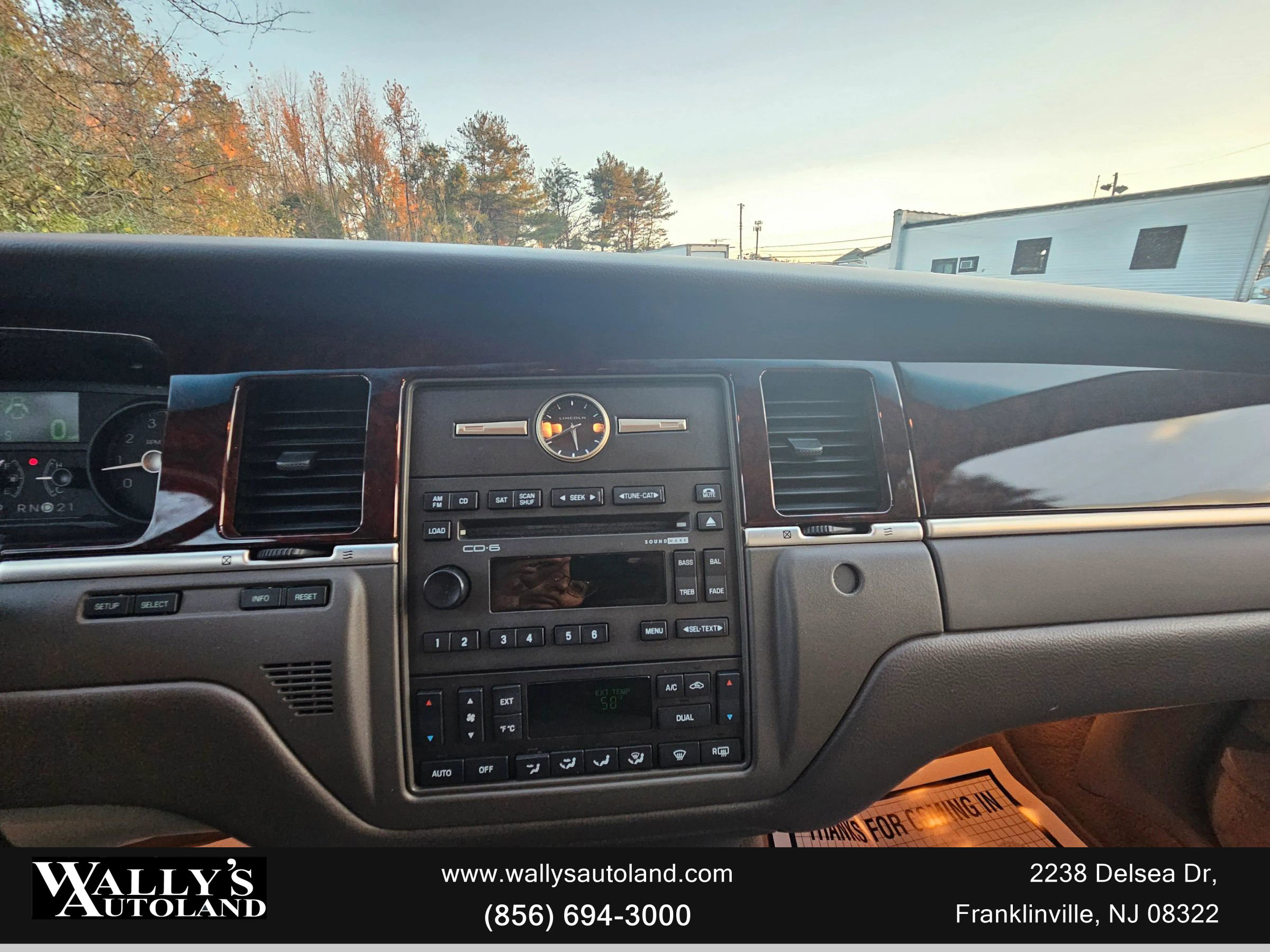 Used 2009 Lincoln Town Car Signature Limited image 35