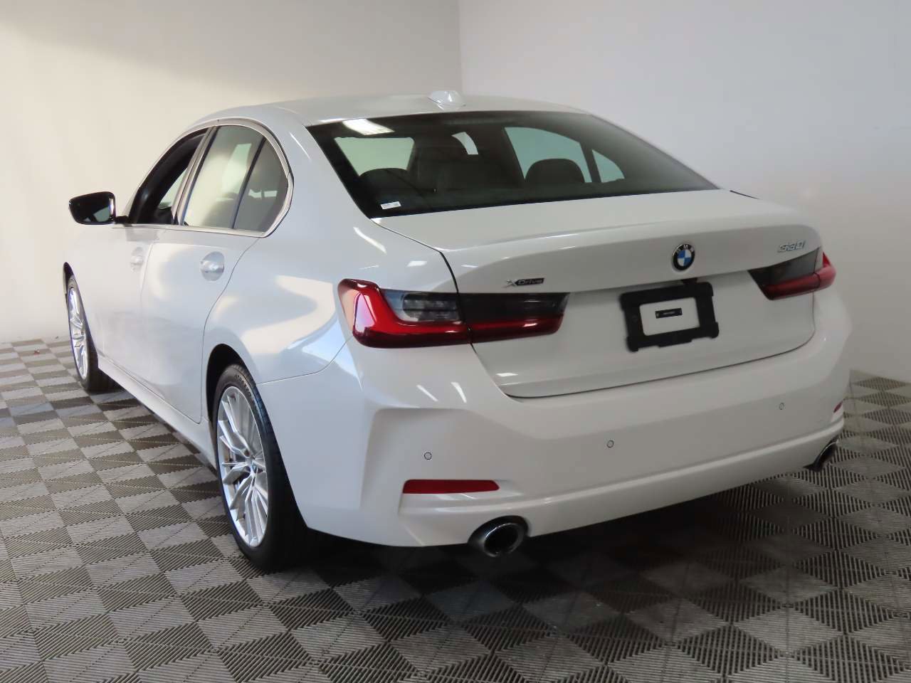 Used 2024 BMW 330i xDrive Sedan AWD/4WD image 3
