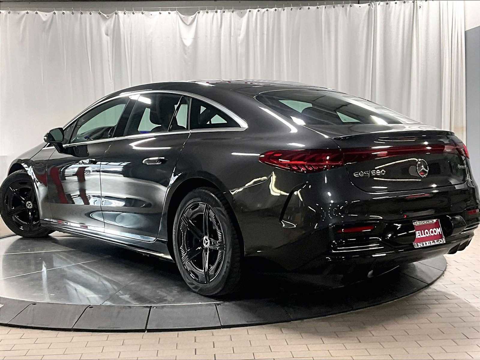 Used 2023 Mercedes-Benz EQS 580 4MATIC Sedan image 3