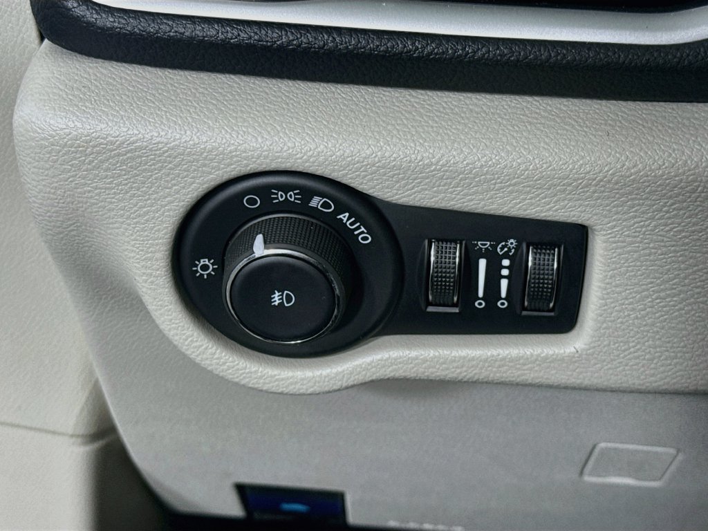Used 2024 Chrysler Pacifica Touring-L AWD/4WD image 18