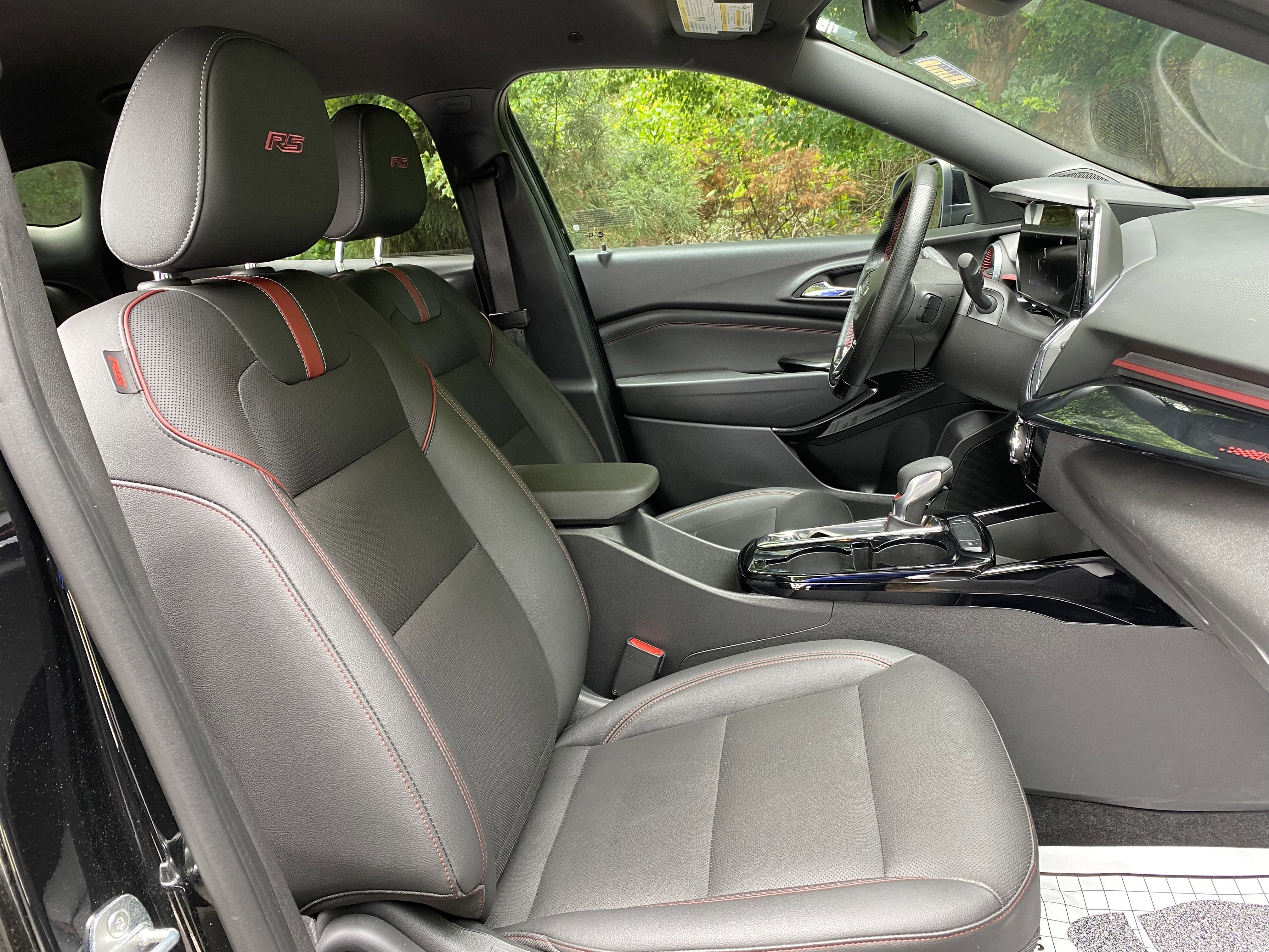 Used 2024 Chevrolet Trax RS FWD image 32