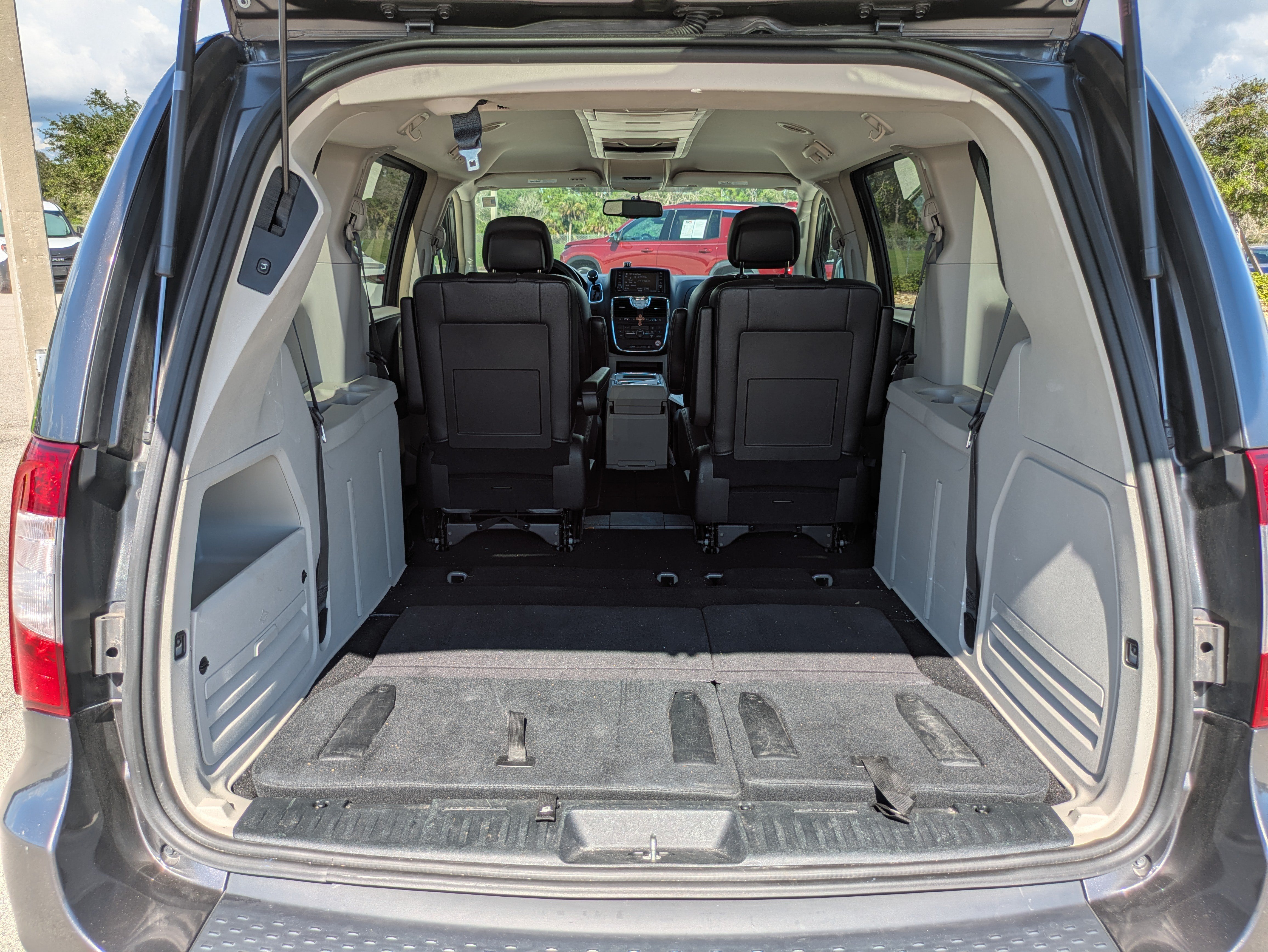 Used 2016 Chrysler Town & Country Touring FWD image 13