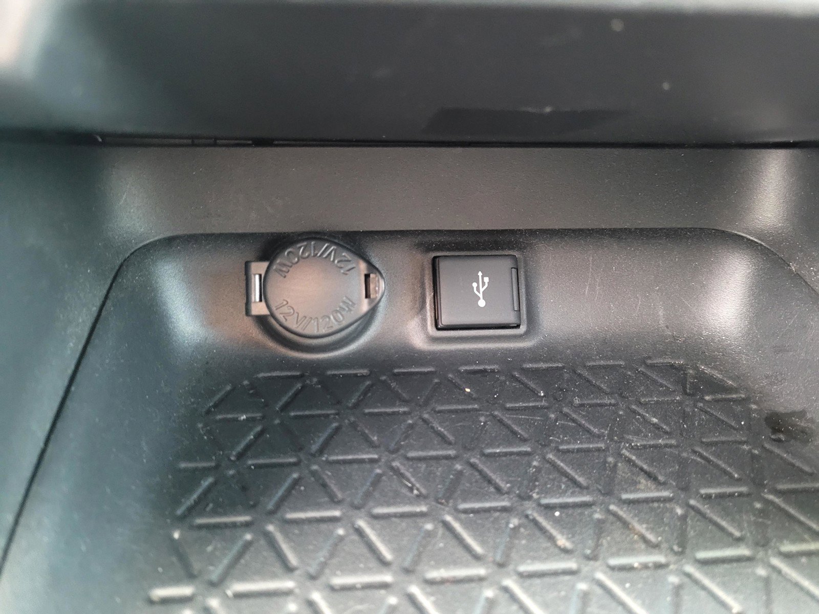 Used 2020 Toyota RAV4 LE image 18