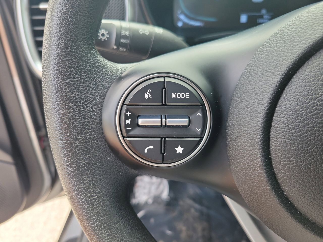 Used 2025 Kia Soul LX w/ LX Technology Package FWD image 18