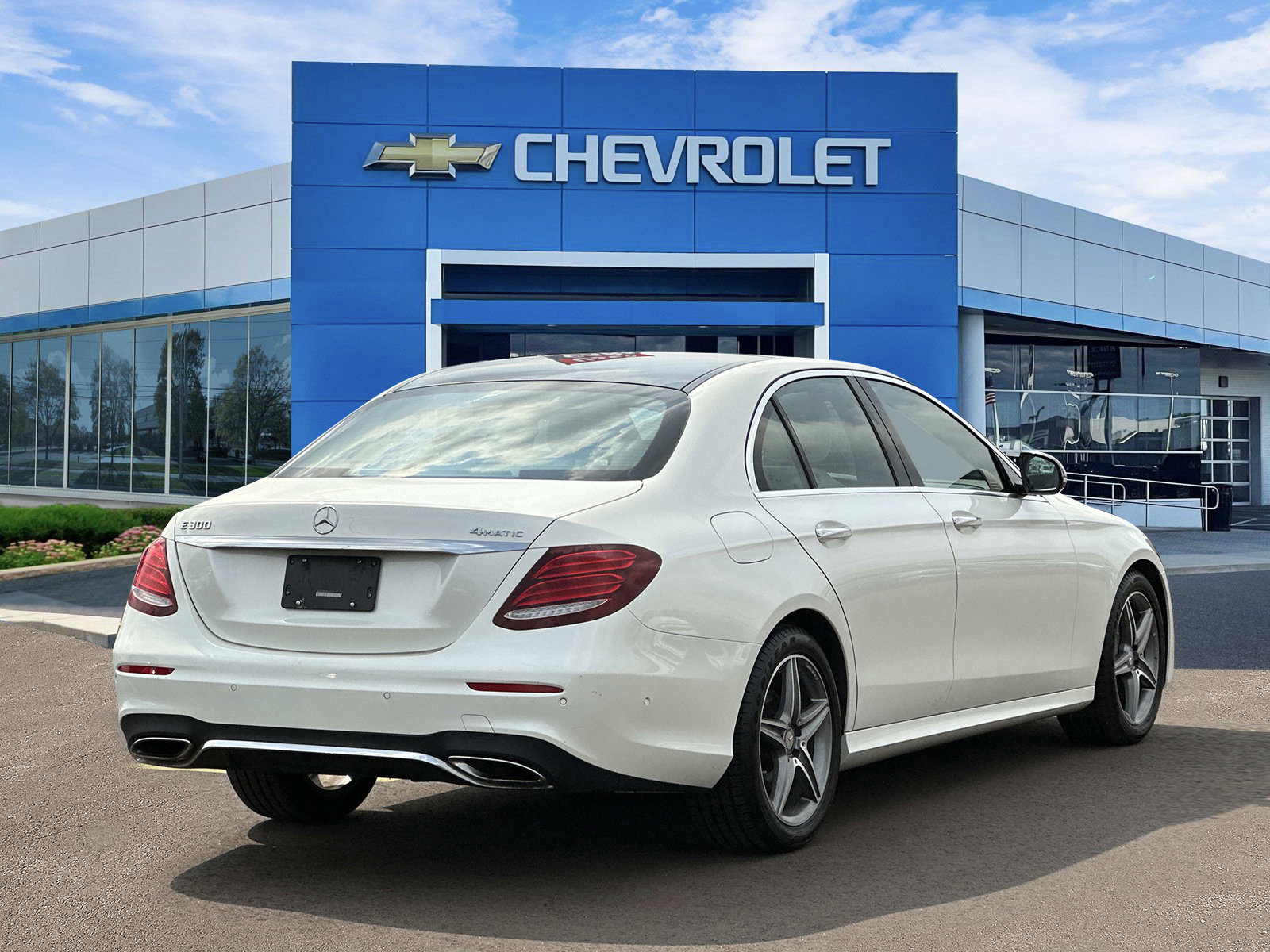 Used 2017 Mercedes-Benz E 300 4MATIC image 4