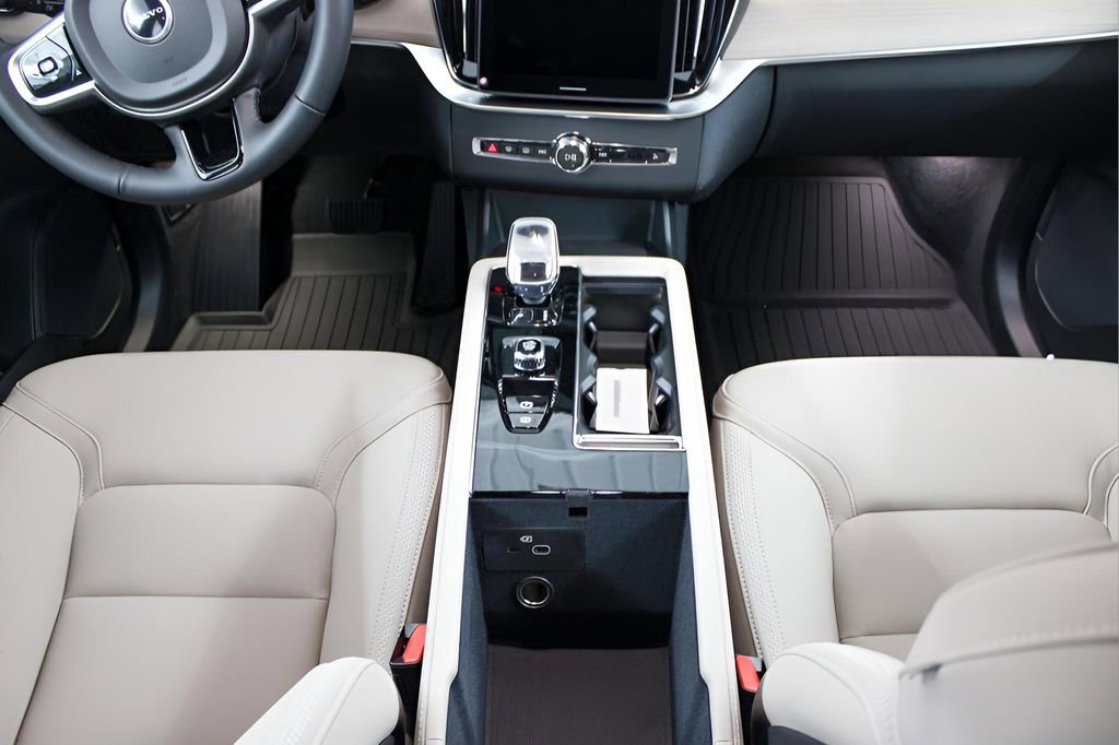 New 2026 Volvo XC90 B6 Plus w/ Protection Package Premier AWD/4WD image 17