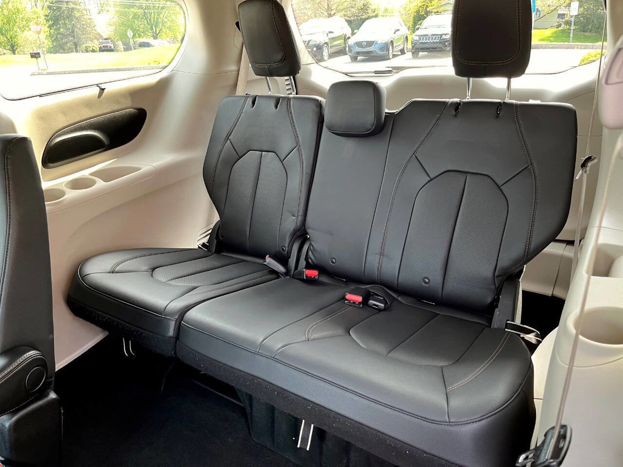 Used 2020 Chrysler Pacifica Touring-L image 13