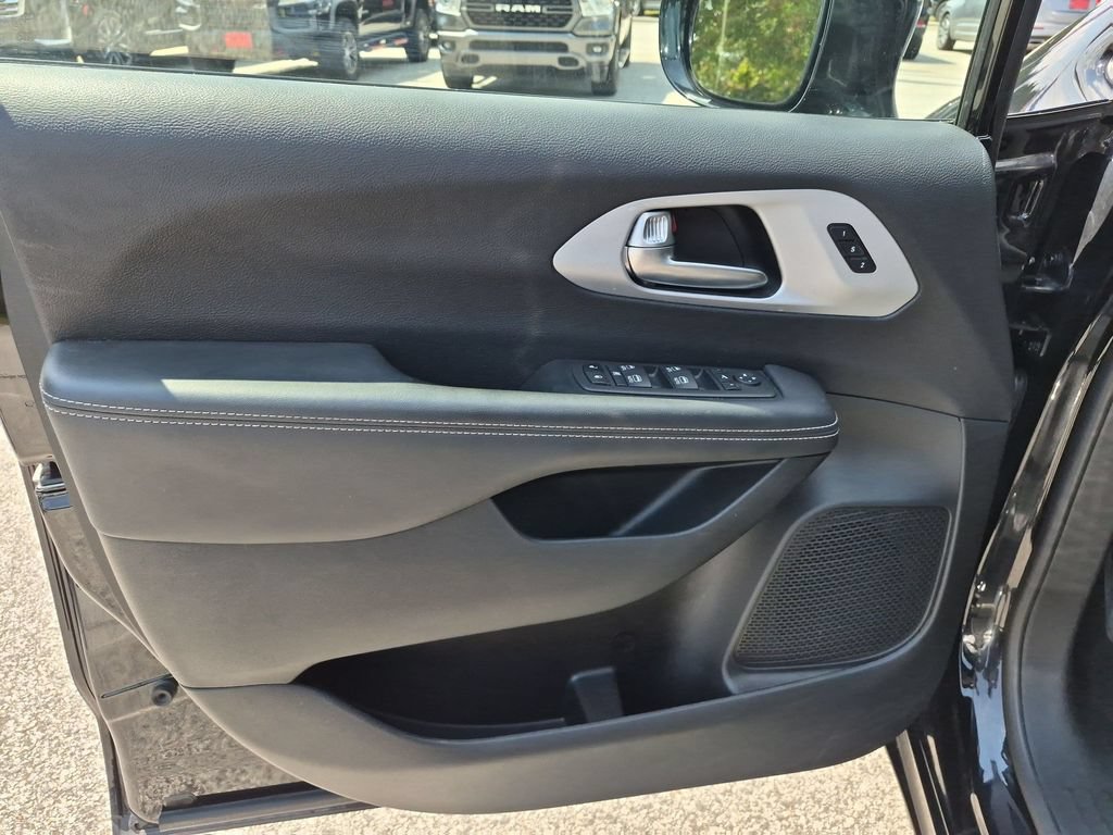 Used 2025 Chrysler Pacifica Limited FWD image 11