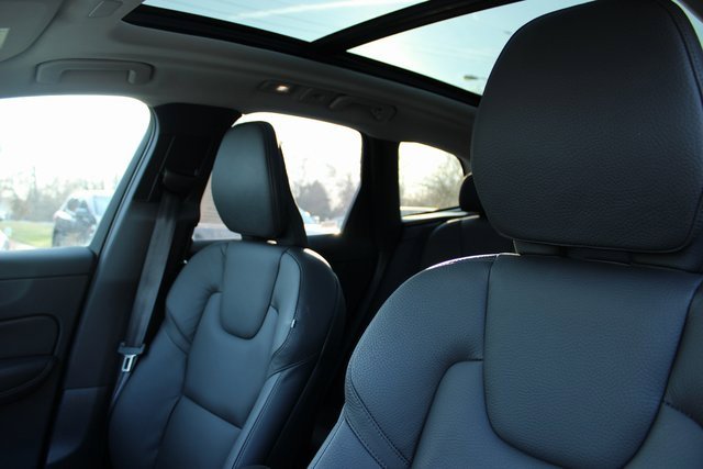 Used 2025 Volvo XC60 B5 Plus image 15