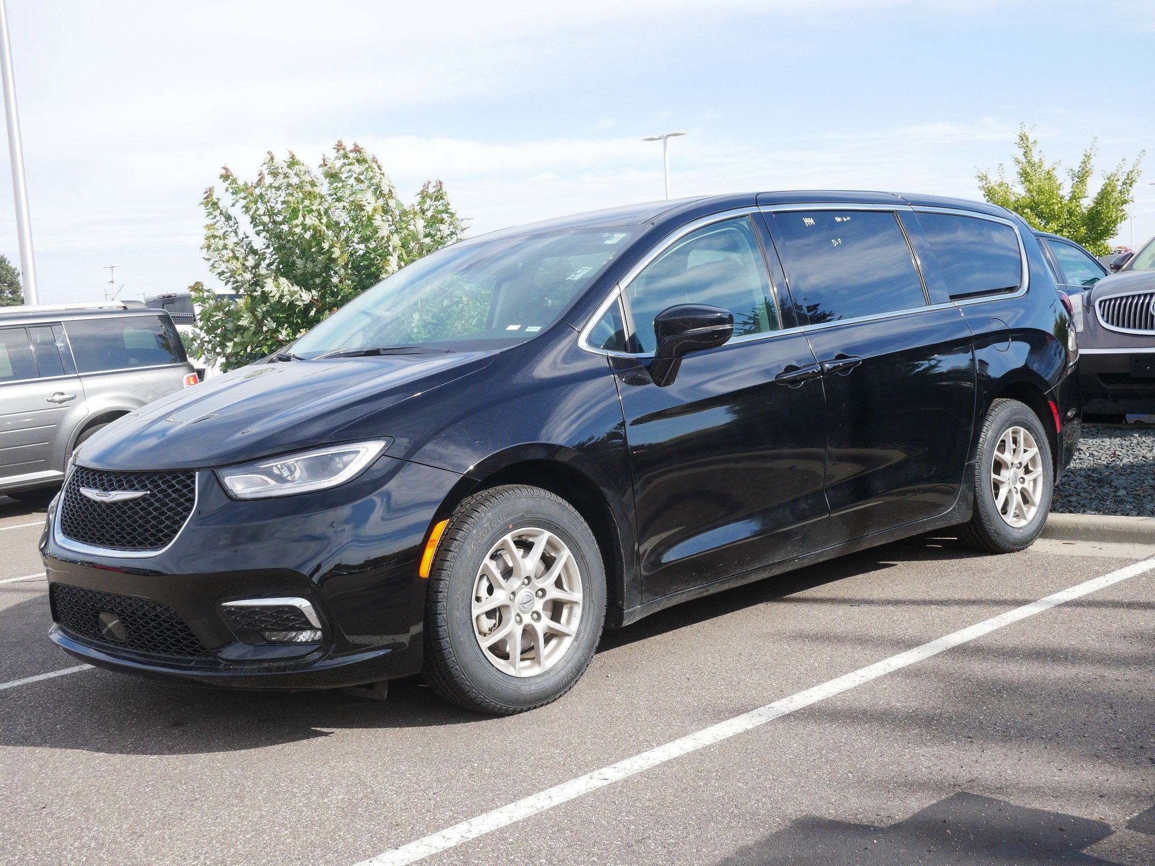 Used 2024 Chrysler Pacifica Touring-L image 2