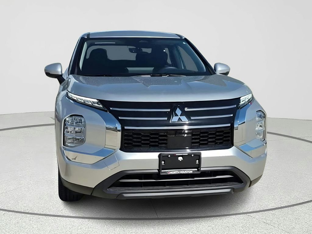 Used 2025 Mitsubishi Outlander ES image 2