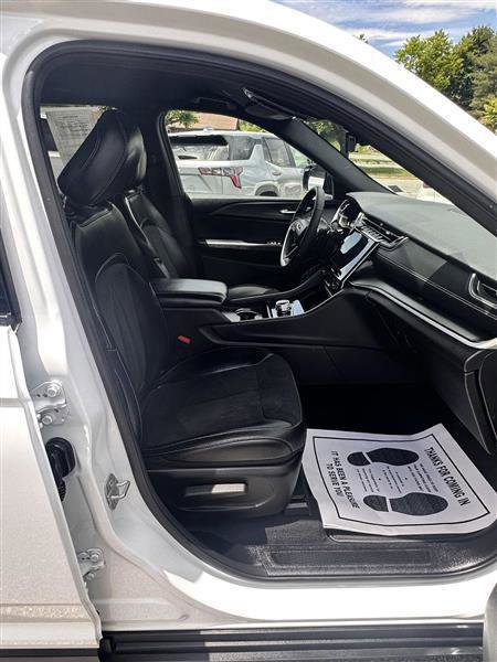 Used 2025 Jeep Grand Cherokee Altitude AWD/4WD image 11