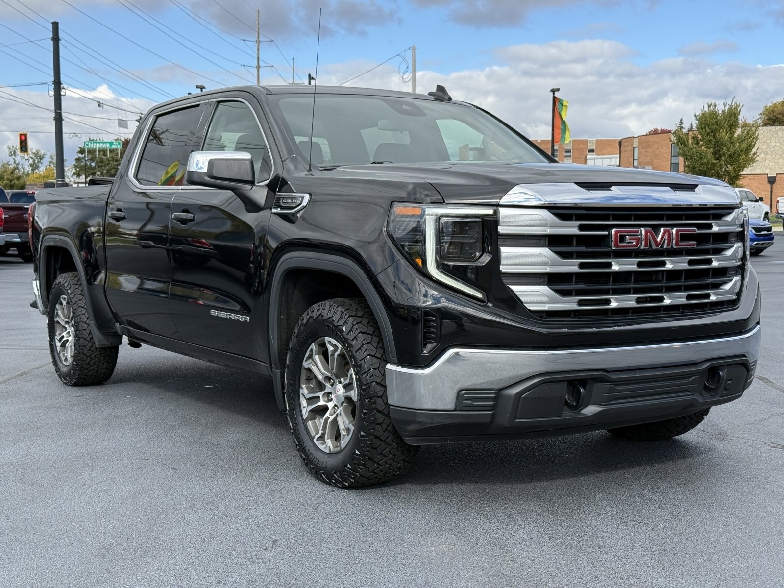 Used 2022 GMC Sierra 1500 SLE image 2