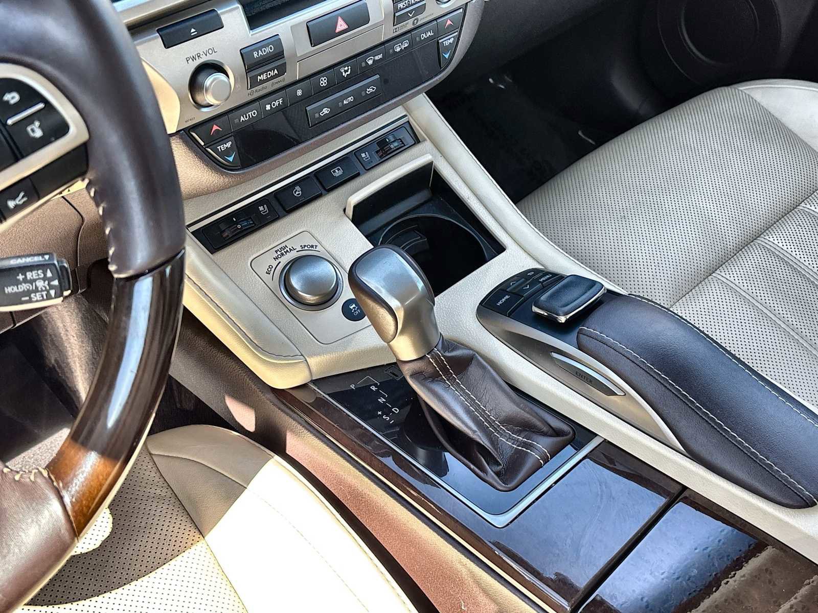 Used 2018 Lexus ES 350 w/ Luxury Package w/Wood Trim image 21