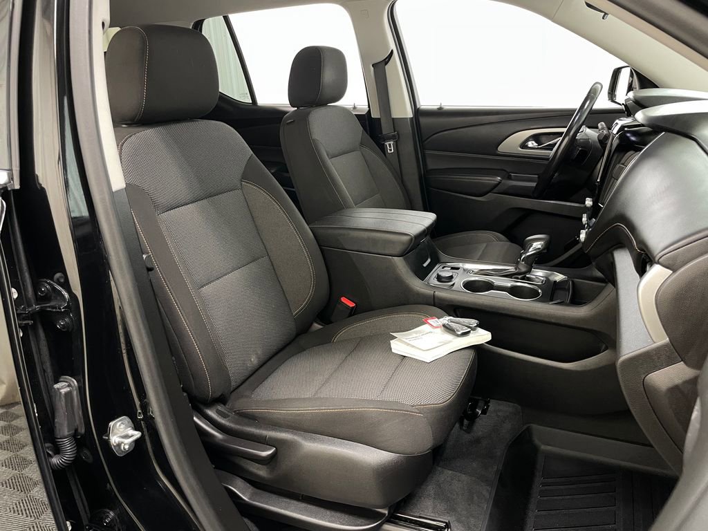 Certified 2021 Chevrolet Traverse LT FWD image 40