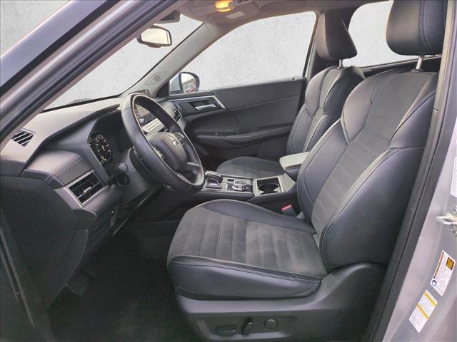 Used 2024 Mitsubishi Outlander SE image 16