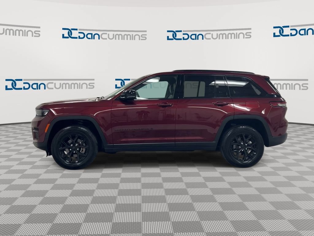 Used 2025 Jeep Grand Cherokee Altitude AWD/4WD image 5