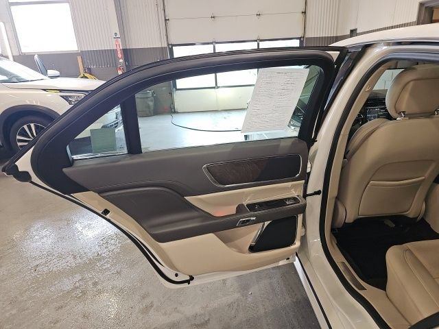 Used 2018 Lincoln Continental Select w/ Continental Climate Package AWD/4WD image 19