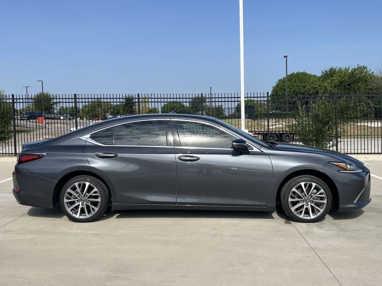 Used 2022 Lexus ES 350 w/ Premium Package FWD image 2