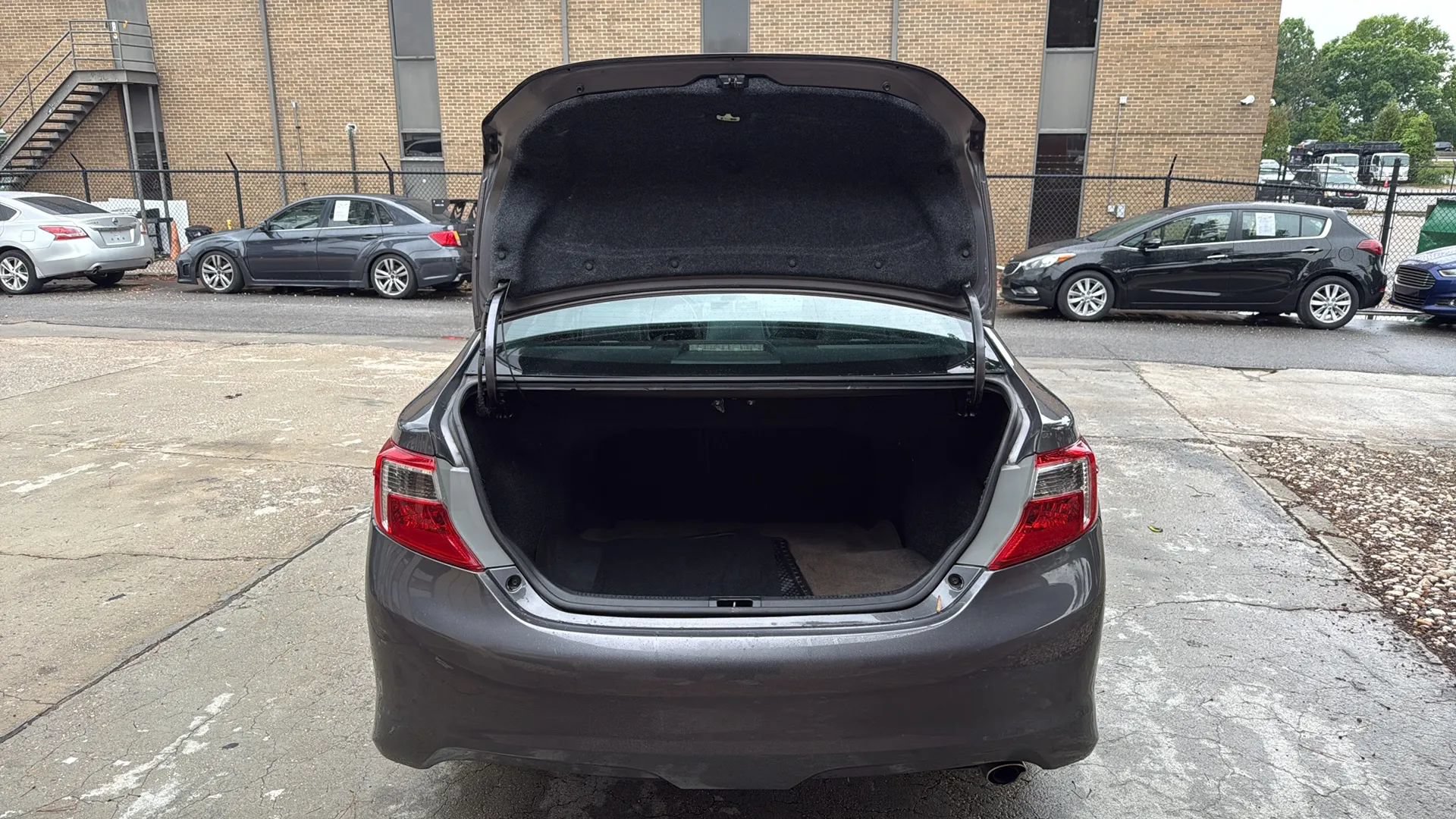 Used 2014 Toyota Camry SE w/ Moonroof Package FWD image 10