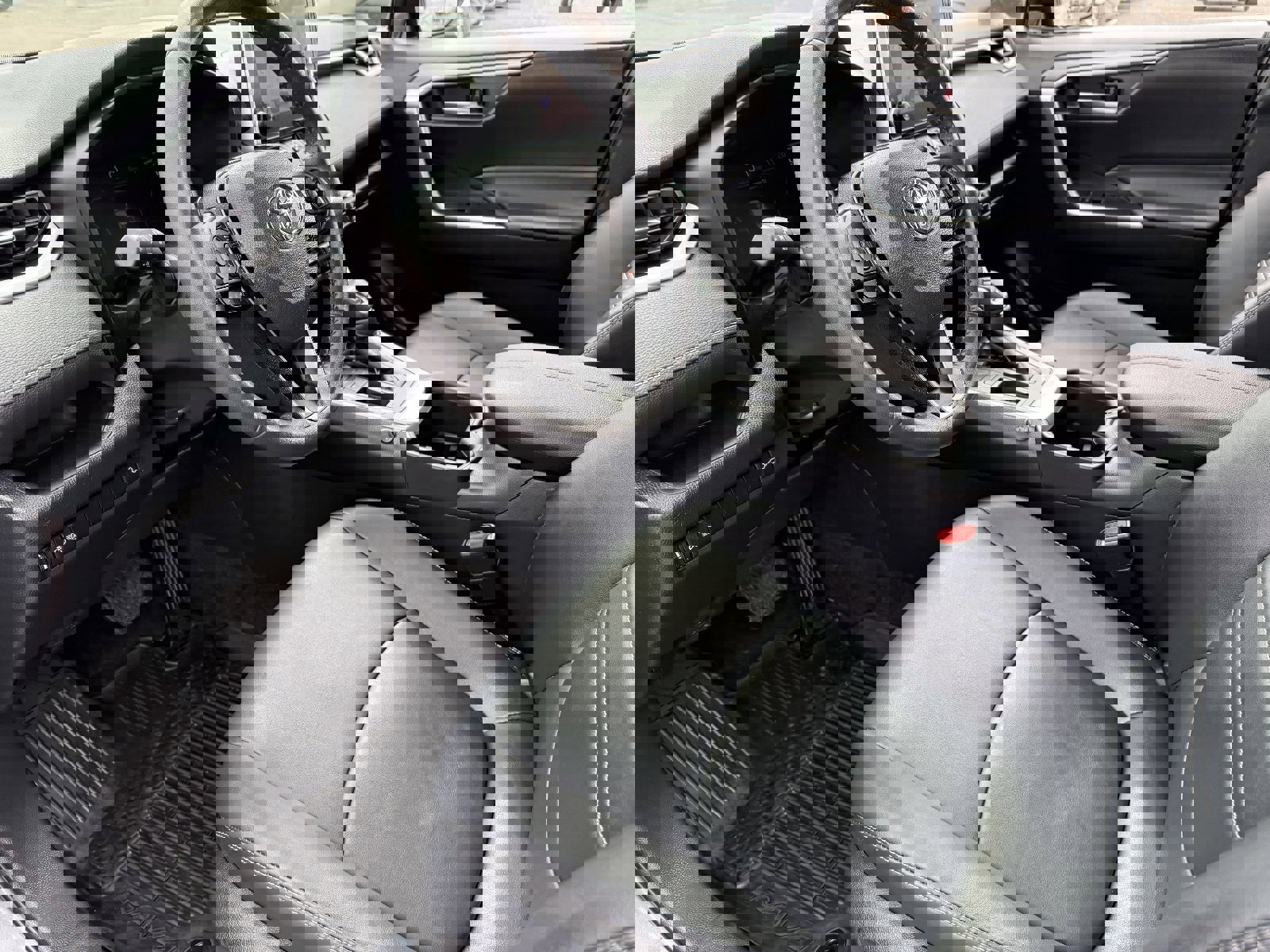 Used 2023 Toyota RAV4 XLE Premium image 19