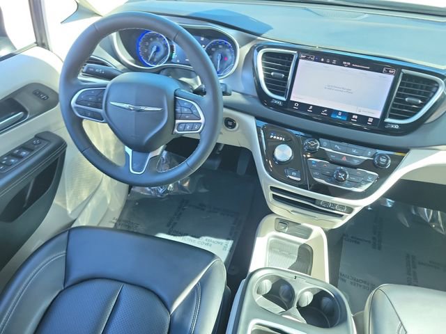 Used 2023 Chrysler Pacifica Touring-L FWD image 15