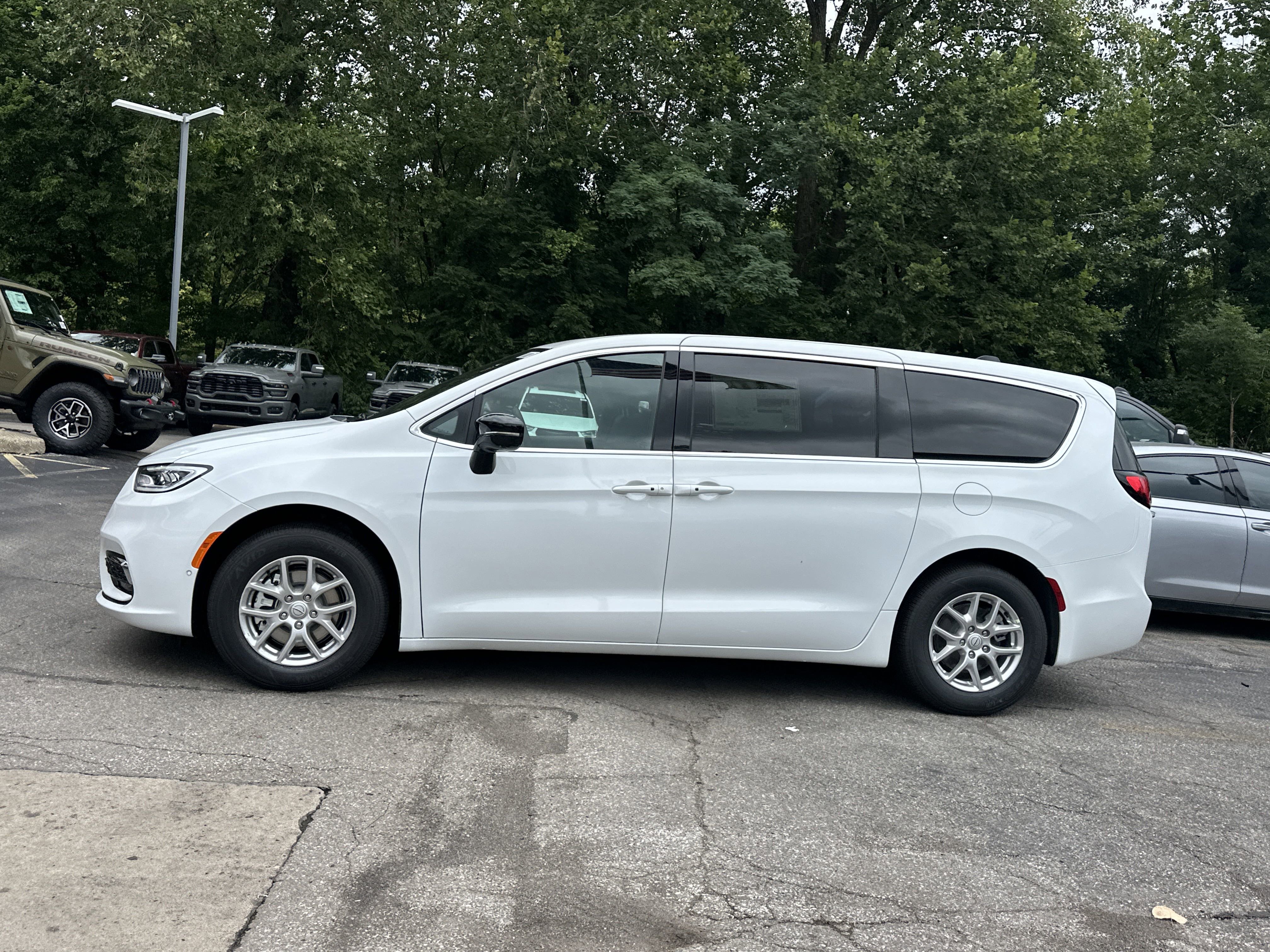 New 2026 Chrysler Pacifica Select image 24