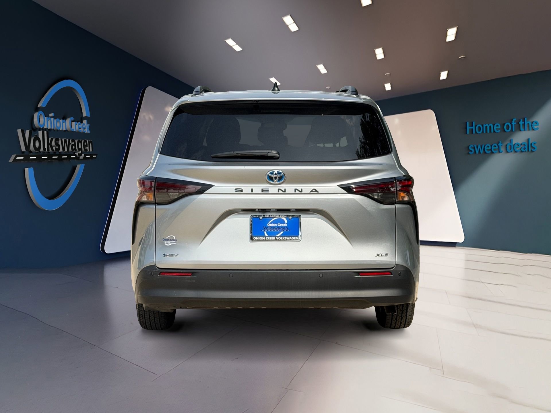 Used 2025 Toyota Sienna XLE FWD image 5