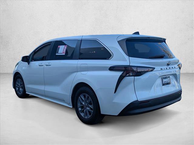 Used 2024 Toyota Sienna LE image 8