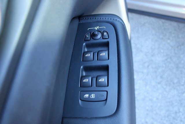 Used 2025 Volvo XC60 B5 Plus image 11