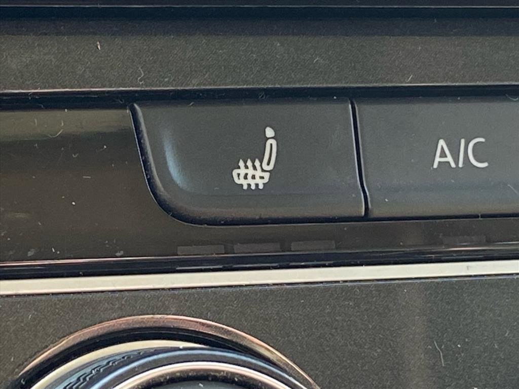 Used 2019 Volkswagen Golf SE image 16