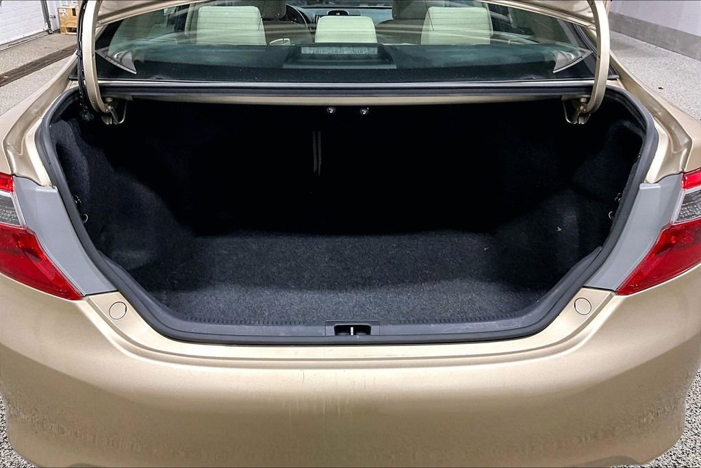 Used 2012 Toyota Camry LE image 7