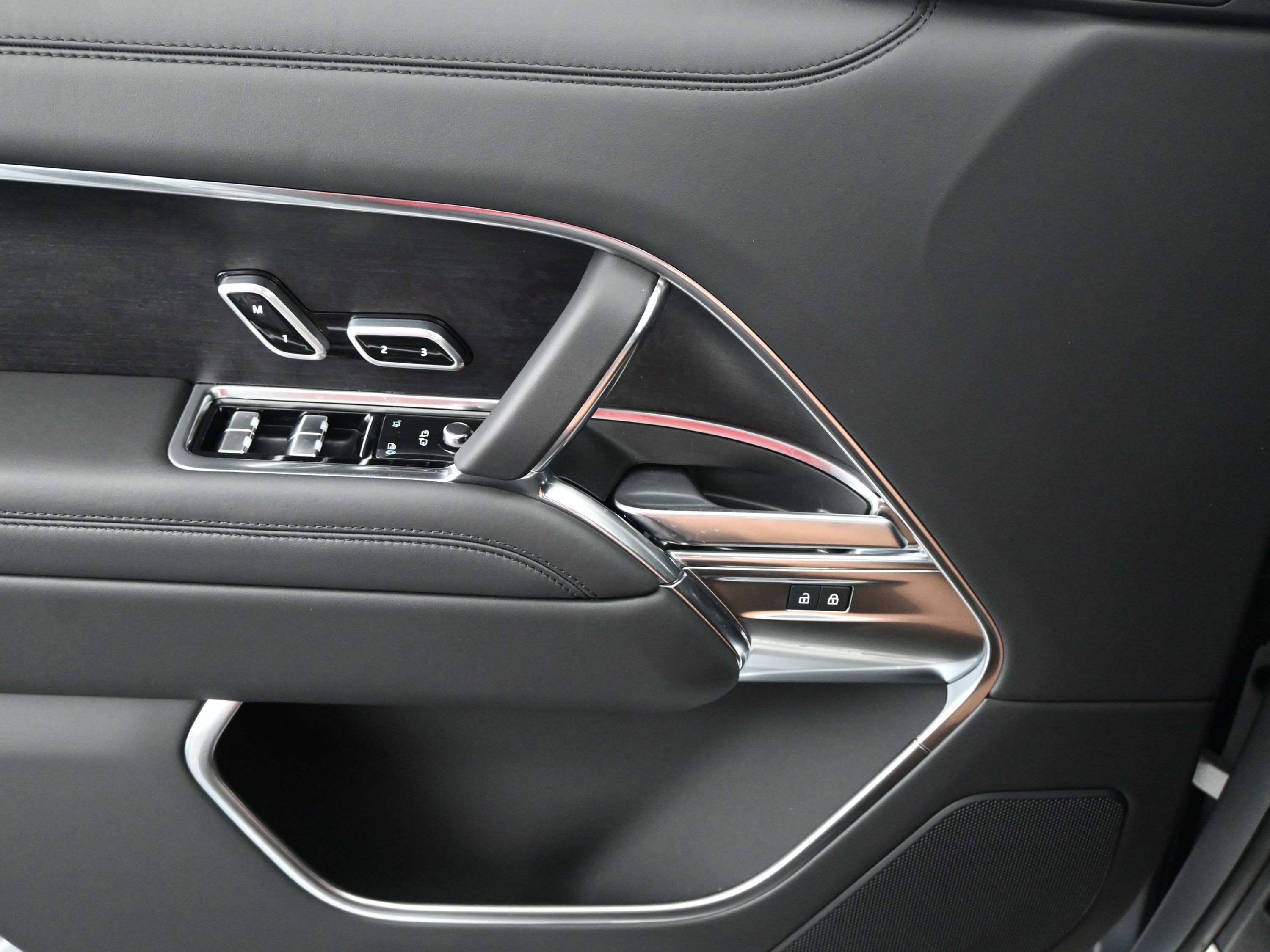 New 2025 Land Rover Range Rover Long Wheelbase SE image 12