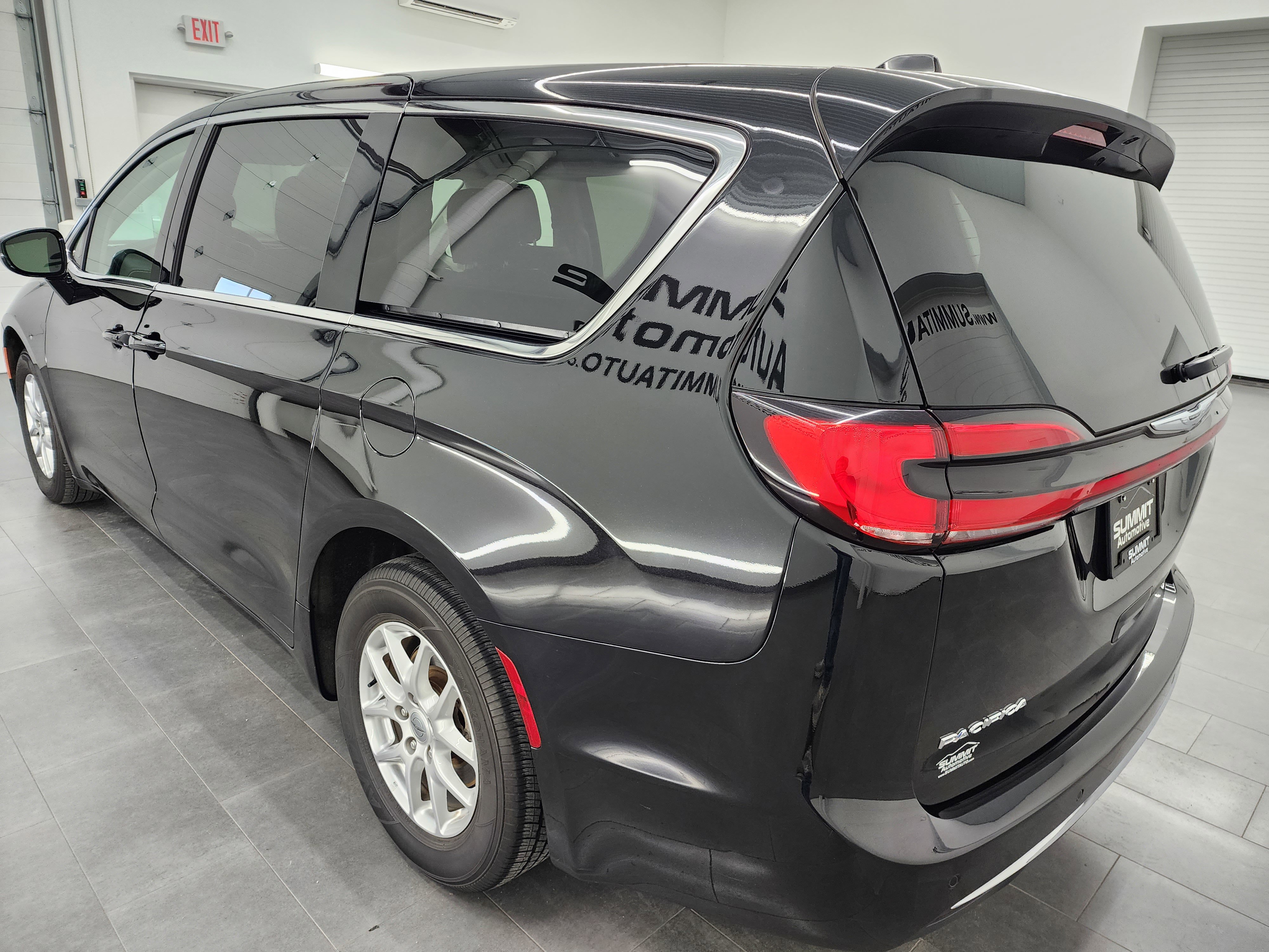 Used 2024 Chrysler Pacifica Touring-L FWD image 6