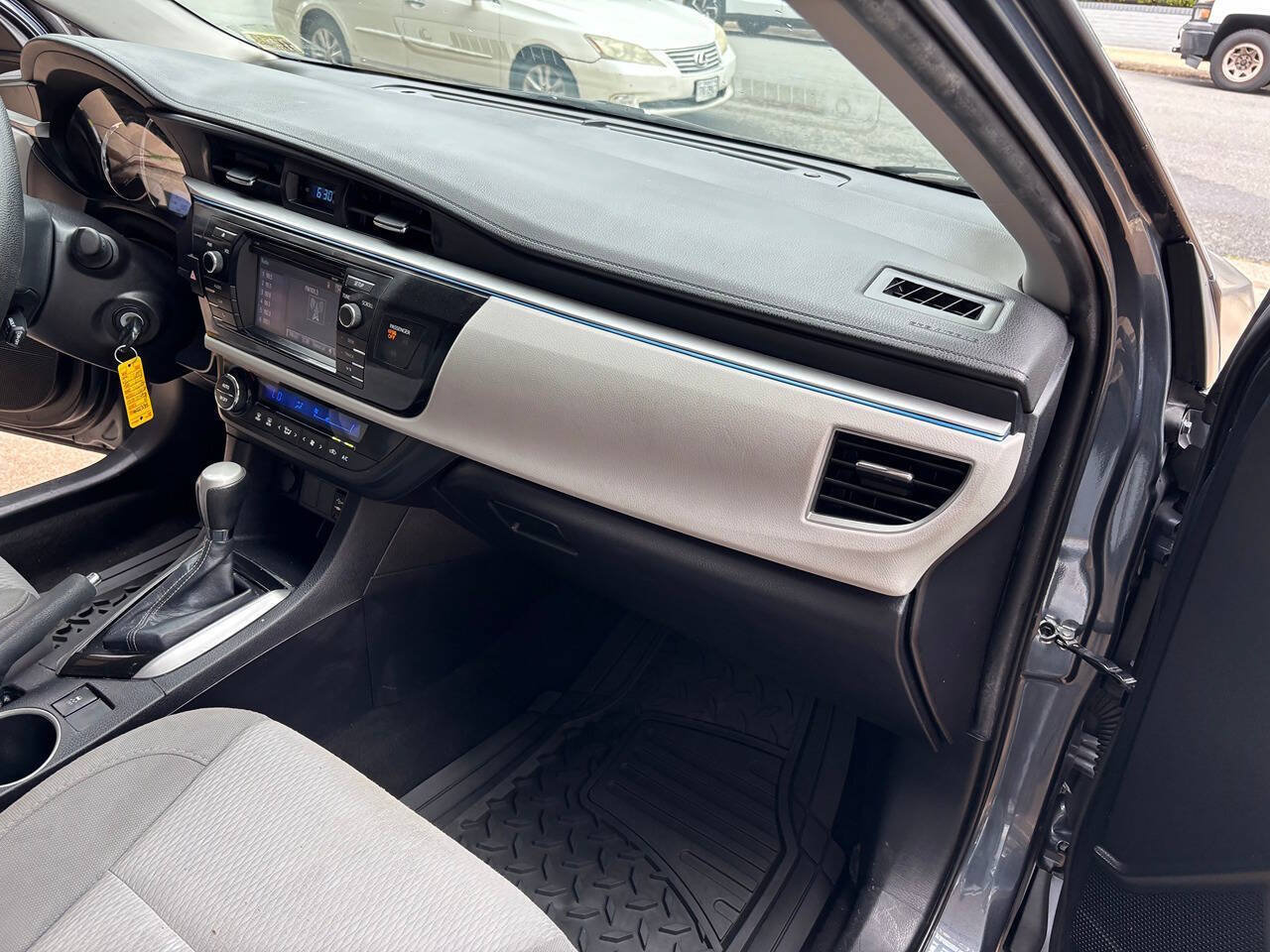 Used 2015 Toyota Corolla LE FWD image 25