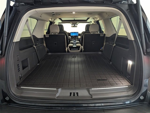 Used 2024 Lincoln Navigator L Reserve image 11