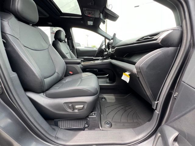 Used 2025 Toyota Sienna Limited image 17